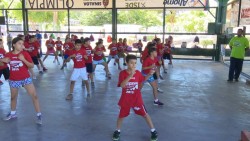 Niños y jóvenes participan en actividades deportivas en el campamento de verano