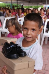 Continua Alcalde impulsando programa de entrega de zapatos a estudiantes de educación básica.