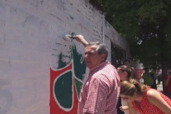 Hace bien Gerardo Vargas al despintar bardas con los tréboles