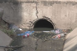 Limpiaron canal pero quedó agua estancada con malos olores
