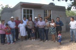 Entrega ayuntamiento de Navolato vivendas a personas de escasos recursos