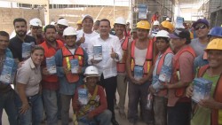 Distribuye alcalde suero oral para evitar muertes por golpe de calor