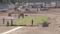 Instalan cesped y butacas en estadio de beisbol