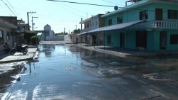 Aguas negras se desbordan de alcantarillas por lluvias