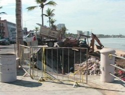 Trabajadores del Ayuntamiento realiza trabajos de regeneración en el área del malecón dañada por "Norbert".
