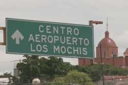 Golpean semáforo y queda fuera de servicio