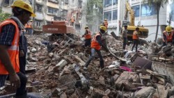 Derrumbe de edificio en la India deja 12 muertos