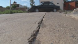 Brota agua por las uniones del pavimento en calles de la Estela Ortíz