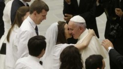 Divorciados vueltos a casar no están excomulgados, dice el papa