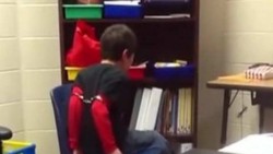 Esposan a niño con problemas mentales en EU