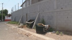 Muebles impiden acceso a banqueta en la Luis Spota