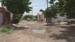 Intransitable la calle Martín Luis Guzmán, llena de baches