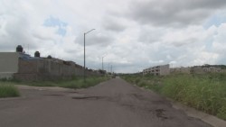 Calles de Colinas del Bosque, sin luz, con baches y basura