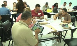 Maestros reciben capacitación para el uso de Tabletas en clase.