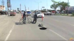¡Cuidado! Se hunde pavimento en acotamiento de carretera internacional.