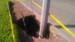 Poste de la CFE resintió el reblandecimiento de la tierra, cableado cuelga a una altura más baja de el resto de las líneas
