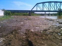 Con las lluvias, los arrastres de basura volvieron a acumularse en las compuertas de la presa Derivadora