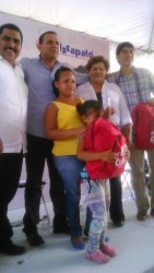 Entrega Ayuntamiento mochilas y vales para zapatos en Costa Rica
