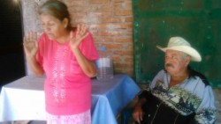 Matrimonio de la tercera edad solicita ayuda para tratar a su hijo con esquizofrenia.