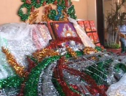Llegan adornos para festejos patrios al Ayuntamiento.