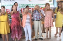 Entregan reconocimientos a jubilados y pensionados de la Secretaría de Gobernación.