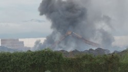 A cinco días del incendio de pacas de alimento para ganado, no se logran sofocar por completo las llamas