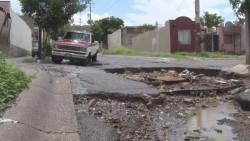Urgen vecinos de Loma de San Isidro mejorar vialidades convertidas en zanjas, se afecta el transito