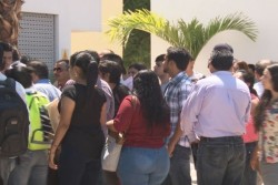 Se manifiestan docentes en SEPyC, piden respeten sus derechos