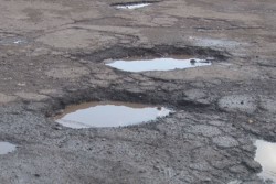 Llenos de baches en los Fraccionamientos Prados del Sur y Villa Bonita