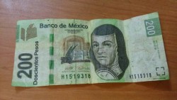 ¡Cuidado! circulan billetes falsos de $200.00.
