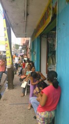 ¡Madres de familia madrugan para canjear vales electrónicos de útiles escolares!