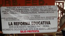 ¡ Se colocan avisos dirigidos a padres de familia, anunciando suspensión de clases!