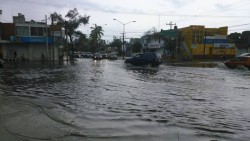 La lluvia en Mazatlán provocó encharcamientos severos en avenidas de la ciudad.