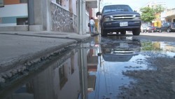 Agua corre por la calle Francisco Villa