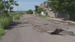 Calle Pastizales con malas condiciones para transitar