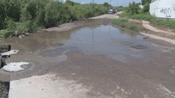 Fuga de agua de drenaje por la calle De Los Prados