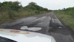 Poco presupuesto para reparación de carreteras.