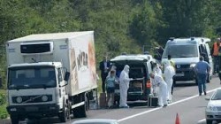 Mueren asfixiados 50 refugiados en un camión en Austria.