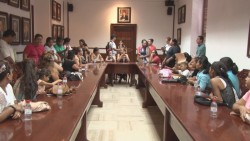 Madres de familia se quejan por descontrol en convocatoria de becas