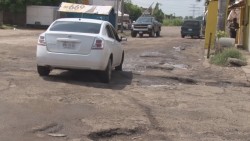 Urge rehabilitar calle Ramón López Velarde en fracc. Villas del Manantial