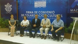 Firman convenio de colaboración cultural, Ayuntamiento y Colegio de Sinaloa en Mazatlán.