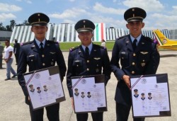 Se gradúan Mazatlecos en el Colegio del Aire.