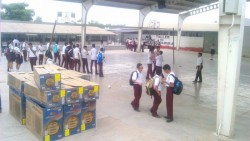 Padres de familia de la Secundaria Eti 85 entregan 12 unidades de aires acondicionados