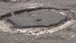 Alcantarilla por la Álvaro Obregón empieza a dañarse