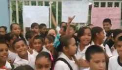Madres de familia y estudiantes toman las instalaciones de la Escuela Primaria "Gral. Lázaro Cárdenas" de Villa Unión.