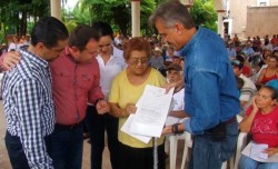 Entregan autoridades 758 títulos de propiedad en El Quelite.