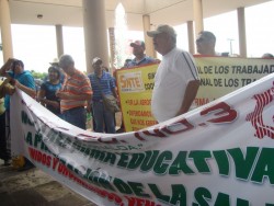 Se manifiestan integrantes de la CNTE.