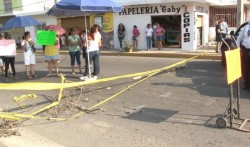 Madres de Familia cierran la ciculación de la avenida Insurgentes, exigen a la CFE arregle problema eléctrico.