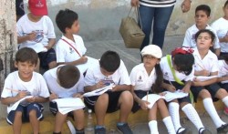 Estudiantes toman clases al aire libre como parte de un proyecto educativo.