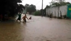 ¡Intensa lluvia provoca inundaciones y desbordamiento de Canal pluvial en Villa Unión!